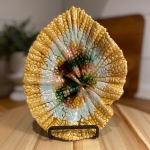 Majolica Begonia Leaf Dish